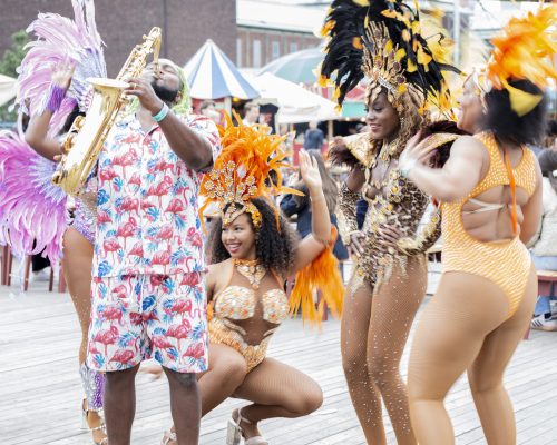 Keti Koti op de Parade – Gavin Viano, Dancarinas Tropicais en Brassband Ritmo
